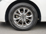 標準装備の純正15インチアルミホイール。タイヤサイズは185/65R15です。
