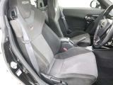 GR専用のスポーツシートです。ホールド性に優れ、運転姿勢が安定します。