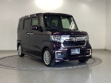 狭い駐車場でも、スライドドアならチャイルドシートへのお子さまの乗降や荷物の積載もスムーズ。とても便利な【両側電動スライドドア】ドアハンドを少し引くだけでリアドアが自動開閉します。