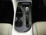 スムーズな操作で快適に運転を楽しめるよう、シフトポジションを電動で制御するエレクトロシフトマチックを採用