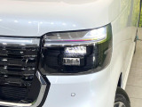 【LEDヘッドライト】悪天候や夜間走行時も良好な視界を確保し安心して運転できる高輝度LEDヘッドライトを装備!点灯速度が早く、消費電力も抑えられています。