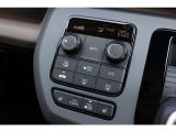 フルオートエアコンを装備しております。車内の温度設定だけでなくPM2.5にも対応した高性能集塵フィルターも装備しており車内はいつも快適空間です。
