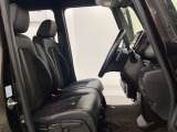 女性でも運転がしやすいように、シートの高さ調整機能(シートリフター)がついています。運転席と助手席の間が空いている為、助手席側への移動がスムーズです。交通量の多い道でも助手席側から乗り降りができます。