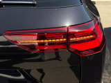 ダイナミックターンインジケーター付きLEDテールランプ。ウィンカーの光が流れるように点滅、後続車からの視認性が高まり、万一の追突の危険性を軽減します。