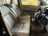 運転席の画像です。足元やシートまわりに余裕があり、リラックスした姿勢で運転が可能です。視界も良好で操作系へのアクセスもしやすく、快適で安心感のあるドライブをサポートします。