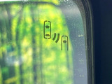 【ブラインドスポットモニター】走行中、ドアミラーの死角になりやすい箇所に後続車が接近するとサイドミラーのレンズに警告を表示!ドライバーに注意喚起をしてくれます。