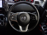 ハンドル左側にはオーディオ操作が出来るオーディオリモートコントロールスイッチ、右側にはHonda SENSINGとオートクルーズコントロールのスイッチを装備!
