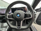【ハンドル】ドライバーとBMW車の一体感がダイレクトに伝わるステアリングホイール。形状・太さへの拘りに加えて、操作性を高める為にスイッチ類も配置。クイックかつ安定のドライビングを体感下さい!