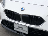 左右のキドニー・グリルの中心にはBMWのエンブレムが鎮座し、個性を放つデザイン性を兼ね備えました。