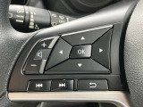ステアリングスイッチでオーディオ操作ができるほか、メーターディスプレイ表示の切り替えも可能です。