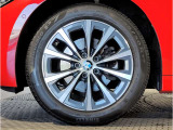 【BMWアロイホイル】軽量かつ強度に拘ったアロイホイル。走行性能ポテンシャルを引き出す設計。車の足元を引き締めてくれる大きなポイントはアロイホイルです。