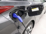 充電方法はAC200V/16Aの普通充電(専用の配線工事が必要)に加え、家庭の配線をそのまま利用しての充電が可能なようにAC100V/6Aの普通充電にも対応しています。