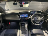 スッキリとまとめられた運転席周りで、運転を楽しくさせる内装です
