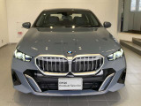 BMW代表的な特徴のキドニーグリル。BMWのすべてのモデルに採用され、BMWらしさを強調しております。