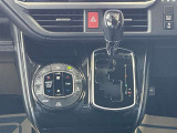 オートエアコン♪お好みの温度に設定するだけで車内を快適空間にしてくれますよ♪