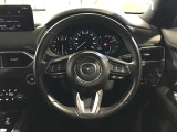 ご覧のようにステアリングスイッチが付いており、ハンドルから手を離さずに簡単なオーディオ操作が容易にできます☆