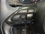 ステアリングには運転中でも簡単に操作できる各種スイッチついてます