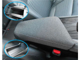 運転席と助手席の間のアームレスト ・展開すると収納部として使用出来ます。シフト部下にも収納が出来ます。