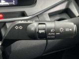 【オートライト】車のセンサーが周囲の明るさを感知し、自動でヘッドライトを点灯・消灯する機能です。この機能は夕暮れ時の交通事故が多い時間帯の安全性を高めてくれます。