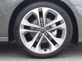 Audiは多様なホイールデザインを提供しており、スポークの形状やサイズ、仕上げ(ポリッシュド、マット、ブラックなど)によって選択肢が豊富です。