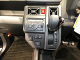【シフト・エアコン】操作しやすいシフトノブと、手軽に温度調整できるオートエアコン。車内をいつも快適な空間に保ち、運転に集中できます。