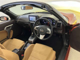 運転席周りのレイアウトをご覧ください。ナビゲーションが綺麗に装着されすっきり収まってますね!
