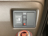 左側電動スライドドアは運転席からでも操作ができるように、ハンドル付近に開閉の操作スイッチが付いています。