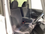運転席、助手席☆ともにゆとりのある空間となっております♪