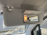 【室内装備品 サンバイザー】前方からの日差しを防ぐ時は、下に下げて使います.横からの日差しは、下に下げてフックを外して横にして使います.鏡も付いて、身だしなみチェックも出来ます.