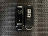 スマートキーを装備しています。鍵を差し込むことなくドアロックの開け閉めと、スタートボタン操作でのエンジンスタートができます。スペアキーも同じものを用意しております。