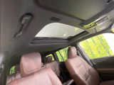 【サンルーフ】開放感たっぷりの希少装備、サンルーフが装着されています!車内に明かりを取り入れたり景色を楽しむ以外にも、車内の空気も簡単に換気できて快適です!