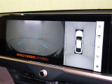 パノラミックビューモニターを装備。駐車場や交差点でクルマを真上から見るように周囲を確認できます。機能の詳細は販売店スタッフまでおたずねください。