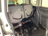 座面を跳ね上げるチップアップ機能付き☆高さのあるお荷物も積むのにとても便利です♪