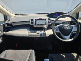 視認性に配慮されたレイアウトのインパネです。運転席まわりもすっきりとまとめられています。