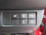 パワーテールゲートの開閉、横滑りを防ぐVSA等のスイッチ類は運転席の右側、手の届きやすい位置にあります。