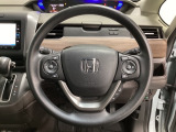 ハンドルにHondaセンシング系のクルーズコントロールやレーンキープアシストなどのスイッチと、オーディオの操作スイッチが装備されています。ハンドルから手を離さず安全に操作できます。