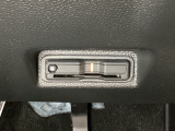 ハンドルの右下にETCがついています。高速道路の料金所の通過も楽々です!。 カードの取り出しもしやすい場所についています。