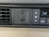 エアコン操作パネルの左側に、スマートフォンなどの充電可能なUSB端子と、音源などの外部入力の可能なUSB端子がついています。移動中に充電もできるので便利です。