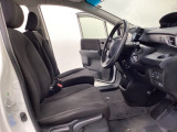 女性でも運転がしやすいように、シートの高さ調整機能(シートリフター)がついています。運転席と助手席の間が空いている為、助手席側への移動がスムーズです。交通量の多い道でも助手席側から乗り降りができます。