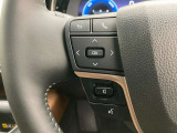 運転中、オーディオの操作をしてて、ハッとしたことはありませんか?ステアリングスイッチは、運転中でもハンドルでオーディオの操作が可能です。安全なドライブをサポートします。