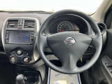 使いやすく安全な操作性と良好な視界を実現した運転席!