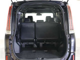 3列目シートは跳ね上げ式で折りたたみ可能です。キャンプ用品など大きな荷物もばっちり収納可能です!