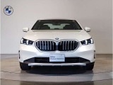 【BMWの伝統】BMWの特徴的な&ldquo;キドニーグリル&rdquo;は、80年以上続く伝統の形でございます。変わらないこだわりのデザインが、プレミアムブランド&ldquo;BMW&rdquo;を創り出します。