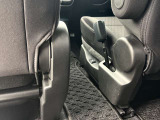車外に出ることなく2列目へ移動できる、フロントシートウォークスルー仕様のお車です!雨でも濡れずに後席へ移動できるので、子育て世代のご家庭におすすめの装備です♪