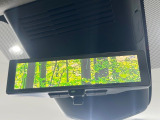 【インテリジェントルームミラー】後席の大きな荷物や同乗者で後方が確認しづらい時でも安心!カメラが撮影した車両後方の映像をルームミラー内に表示。クリアな視界で状況の確認が可能です!