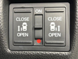 【両側パワースライドドア】スマートキーや運転席のスイッチで後席両側スライドドアの開閉が可能♪電動だから力を入れてドアを開ける必要が無く、小さなお子様でも簡単に開け閉めでき快適です♪