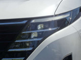 【LEDヘッドライト】悪天候や夜間走行時も良好な視界を確保し安心して運転できる高輝度LEDヘッドライトを装備!点灯速度が早く、消費電力も抑えられています。