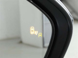 &rdquo;隣の車線を走る車両をレーダーで検知し、ドアミラーでは確認しにくい後側方エリアに存在する車両に加えて、急接近してくる車両も検知します。車両を検知するとドアミラーに搭載されたLEDインジケーターが点灯
