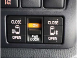 両側パワースライドドア付きだから、狭い駐車スペースなどでの 乗り降りラクラク!小さなお子さまのいるご家庭には嬉しい装備。