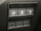 ●レーンキーピングアシスト:走行車線の逸脱を教えてくれる機能。走行時に、クルマが車線から外れていることをカメラが検知すると、ステアリングを微振動させてドライバーに警告します。